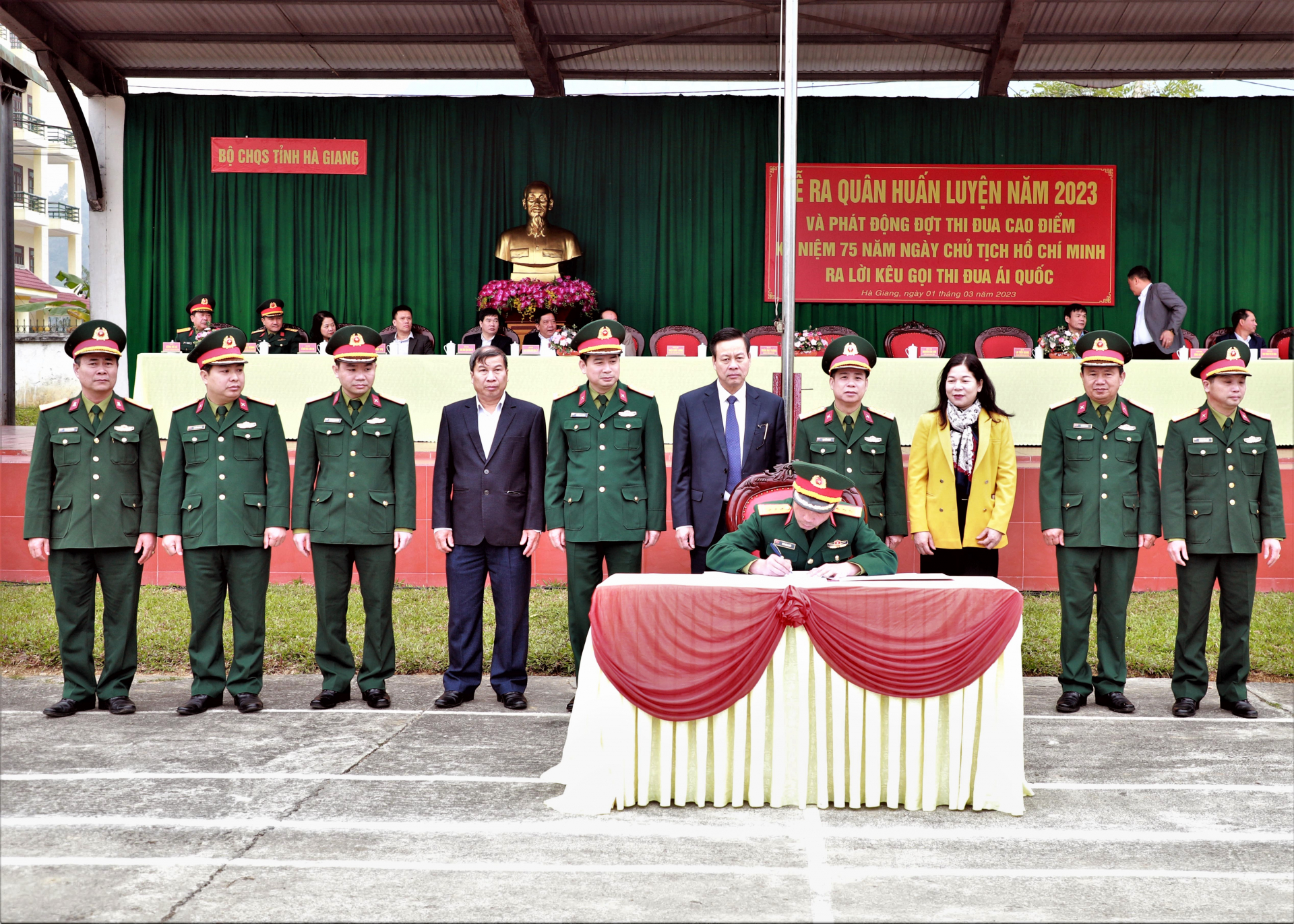 Phó Bí thư Tỉnh ủy, Chủ tịch UBND tỉnh Nguyễn Văn Sơn và các đại biểu chứng kiến các đơn vị của Bộ CHQS tỉnh ký cam kết thi đua tại buổi lễ.