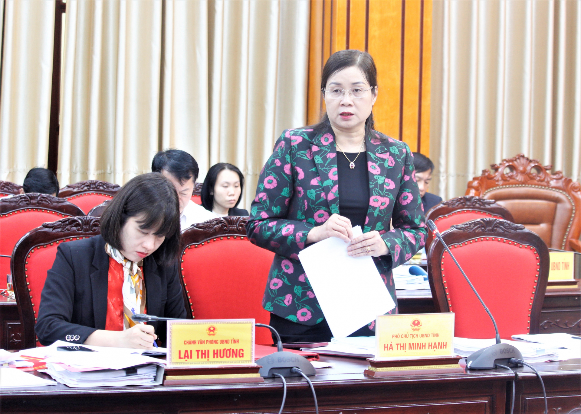 Phó Chủ tịch UBND tỉnh Hà Thị Minh Hạnh tham gia ý kiến vào một số tờ trình.
