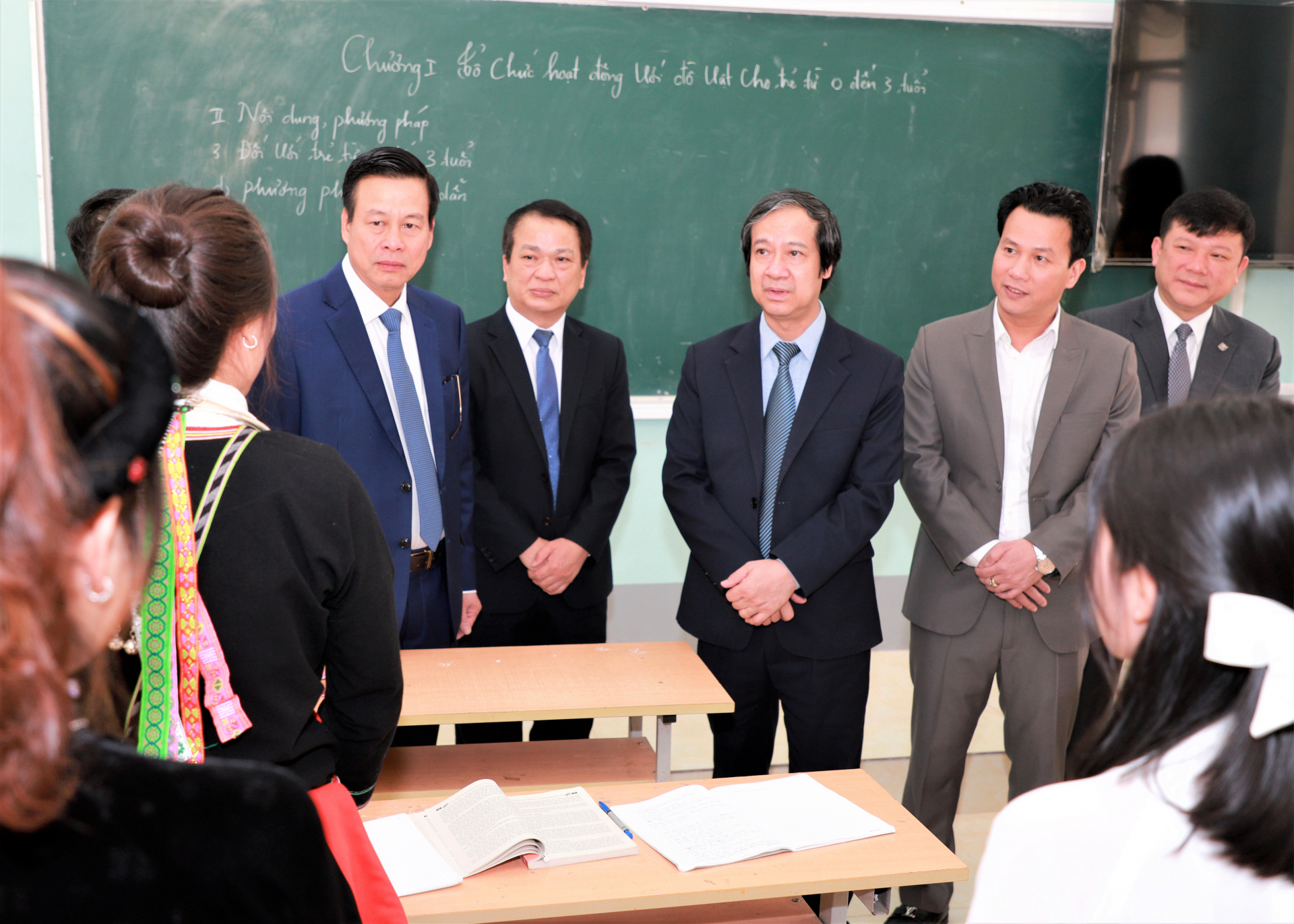 Các đại biểu tham quan thực tế các lớp học tại Phân hiệu Đại học Thái Nguyên tại Hà Giang.