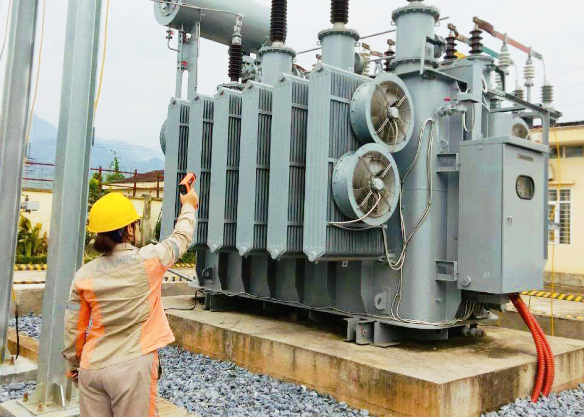 Công nhân Đội Quản lý vận hành lưới điện cao thế Hà Giang kiểm tra trạm biến áp bằng thiết bị chuyên dụng. Ảnh: Tư liệu