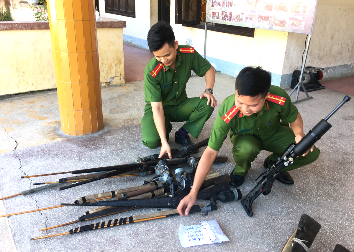 Công an huyện Mèo Vạc phân loại vũ khí do người dân tự nguyện giao nộp.
