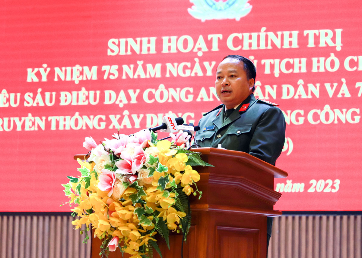 Giám đốc Công an tỉnh Đại tá Phan Huy Ngọc phát biểu tại buổi sinh hoạt.

