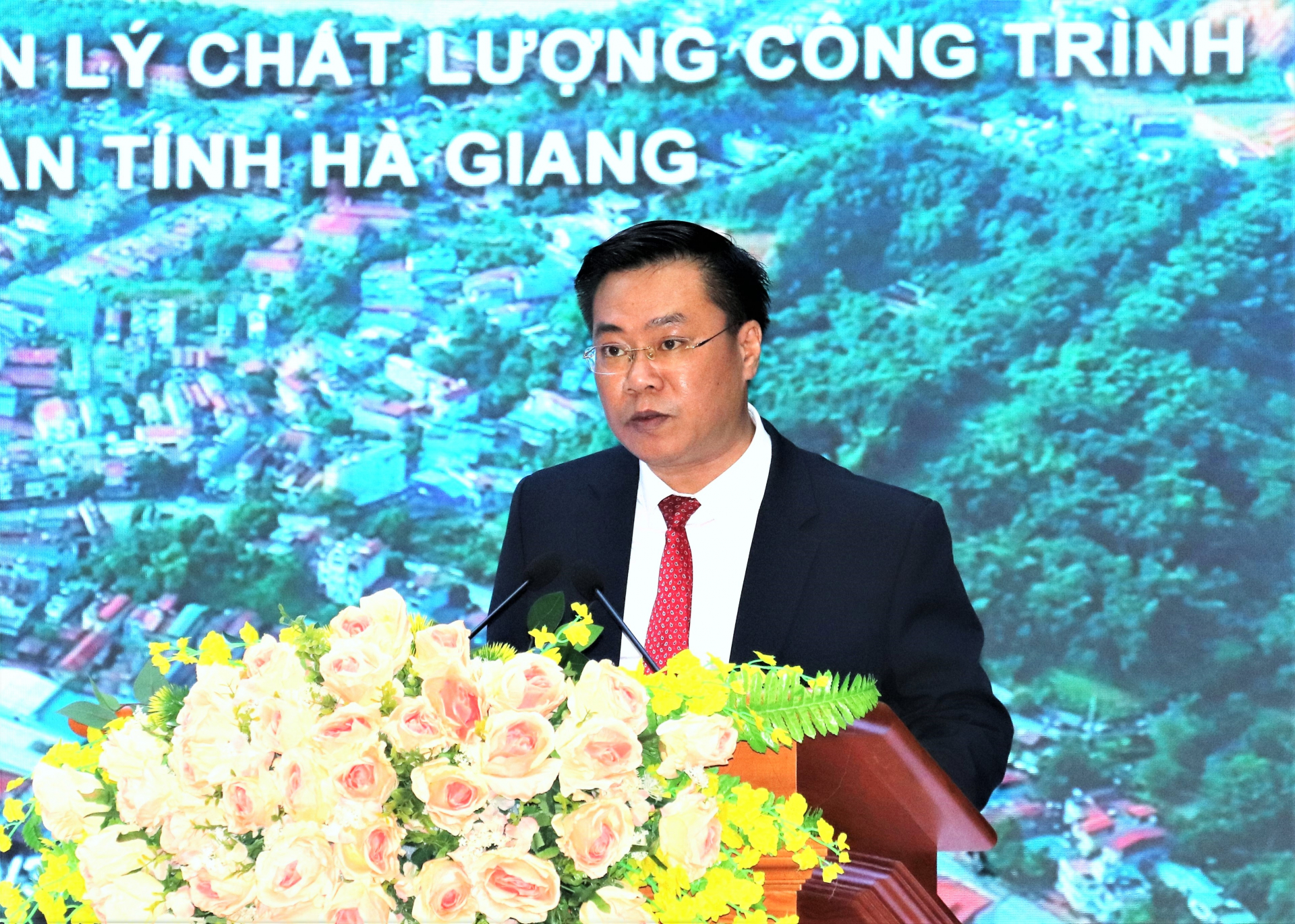 Giám đốc Sở Xây dựng Nguyễn Tiến Dũng phát biểu tại hội nghị. 
