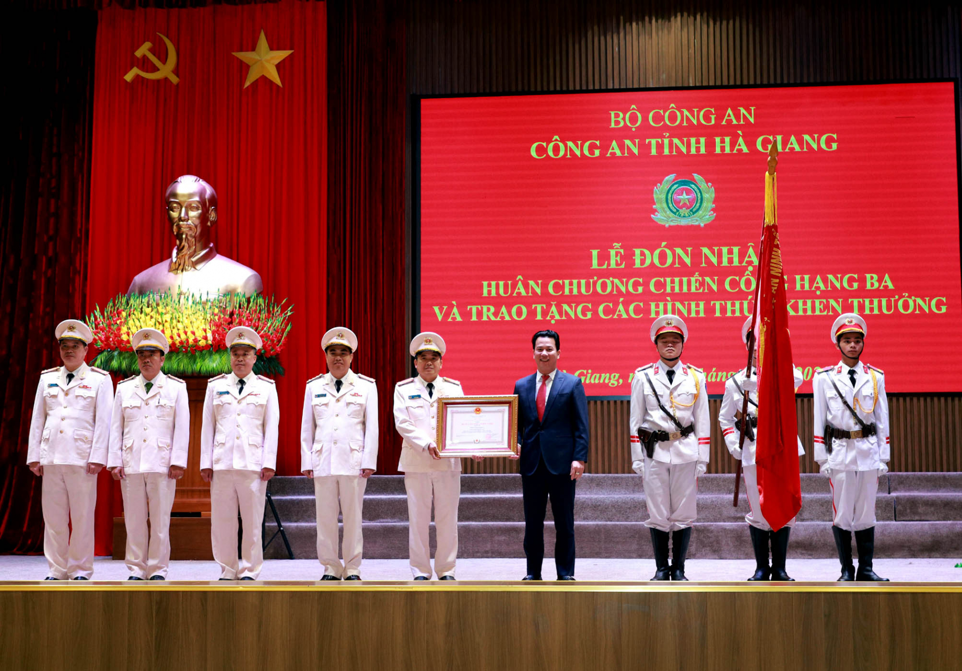 Thừa ủy quyền Chủ tịch nước CHXHCN Việt Nam, Bí thư Tỉnh ủy Đặng Quốc Khánh trao Huân chương Chiến công hạng Ba cho tập thể Phòng Cảnh sát hình sự Công an tỉnh.