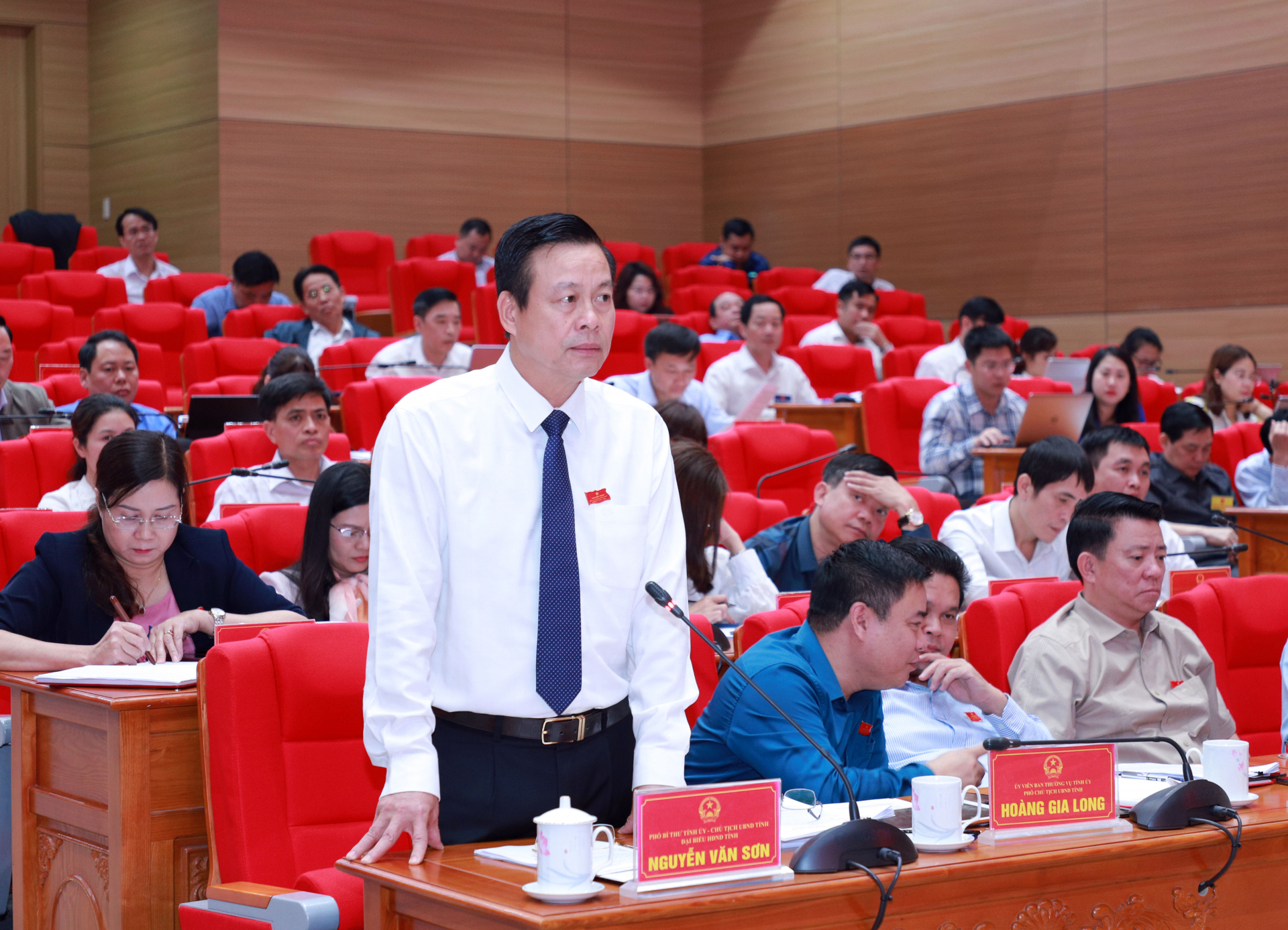 Phó Bí thư Tỉnh ủy, Chủ tịch UBND tỉnh Nguyễn Văn Sơn giải trình các nội dung của đại biểu thảo luận tại kỳ họp.