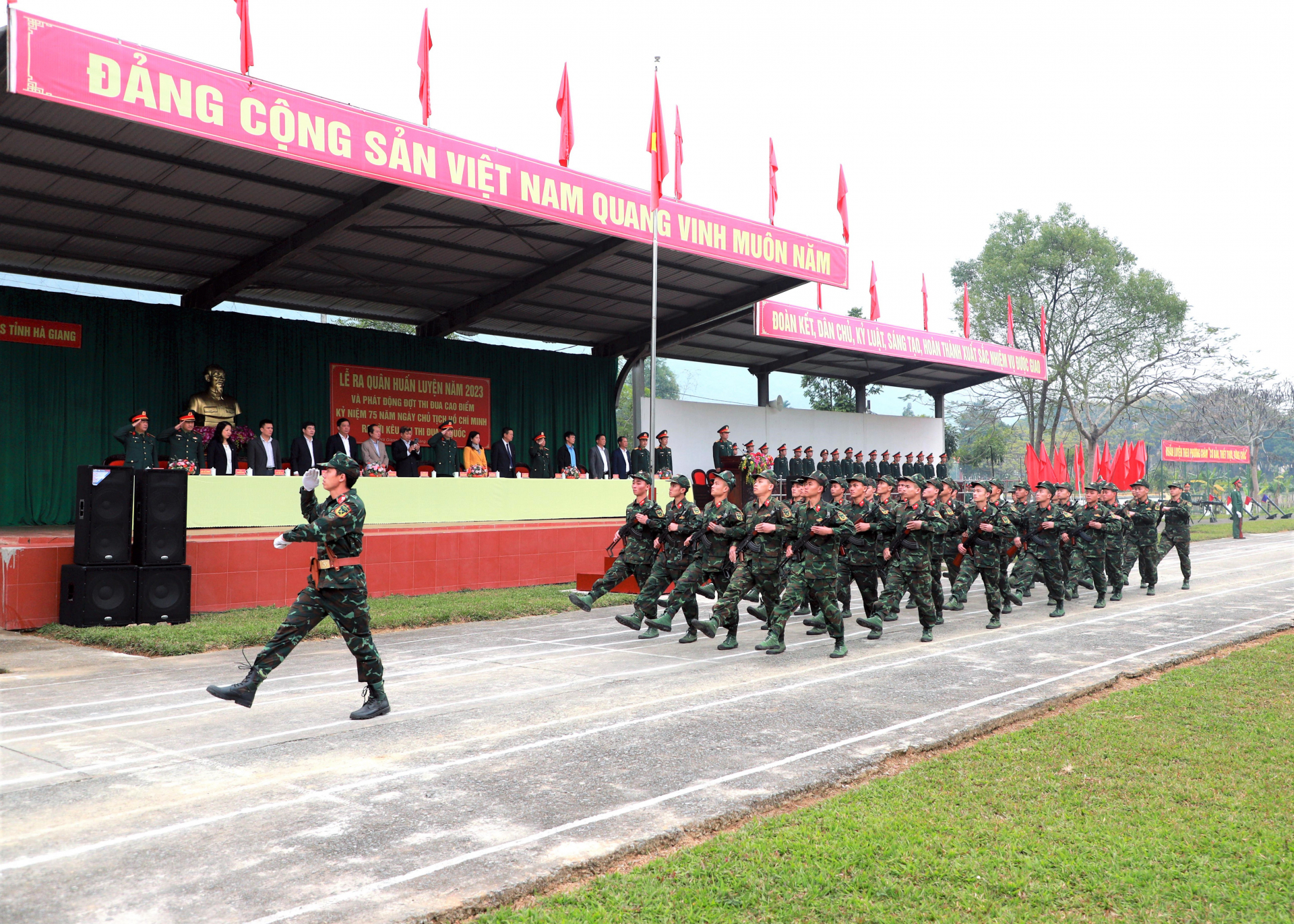 Các đơn vị của Bộ CHQS tỉnh diễu hành biểu dương lực lượng tại buổi lễ.