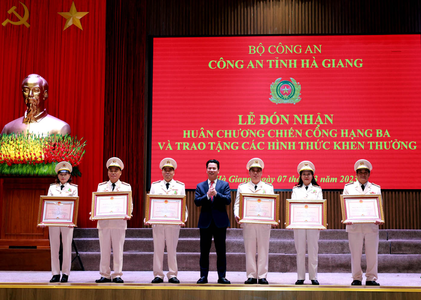 Thừa ủy quyền Chủ tịch nước CHXHCN Việt Nam, Bí thư Tỉnh ủy Đặng Quốc Khánh trao Huân chương Bảo vệ Tổ quốc hạng Ba cho các đồng chí lãnh đạo, chỉ huy có quá trình cống hiến trong Công an Nhân dân.