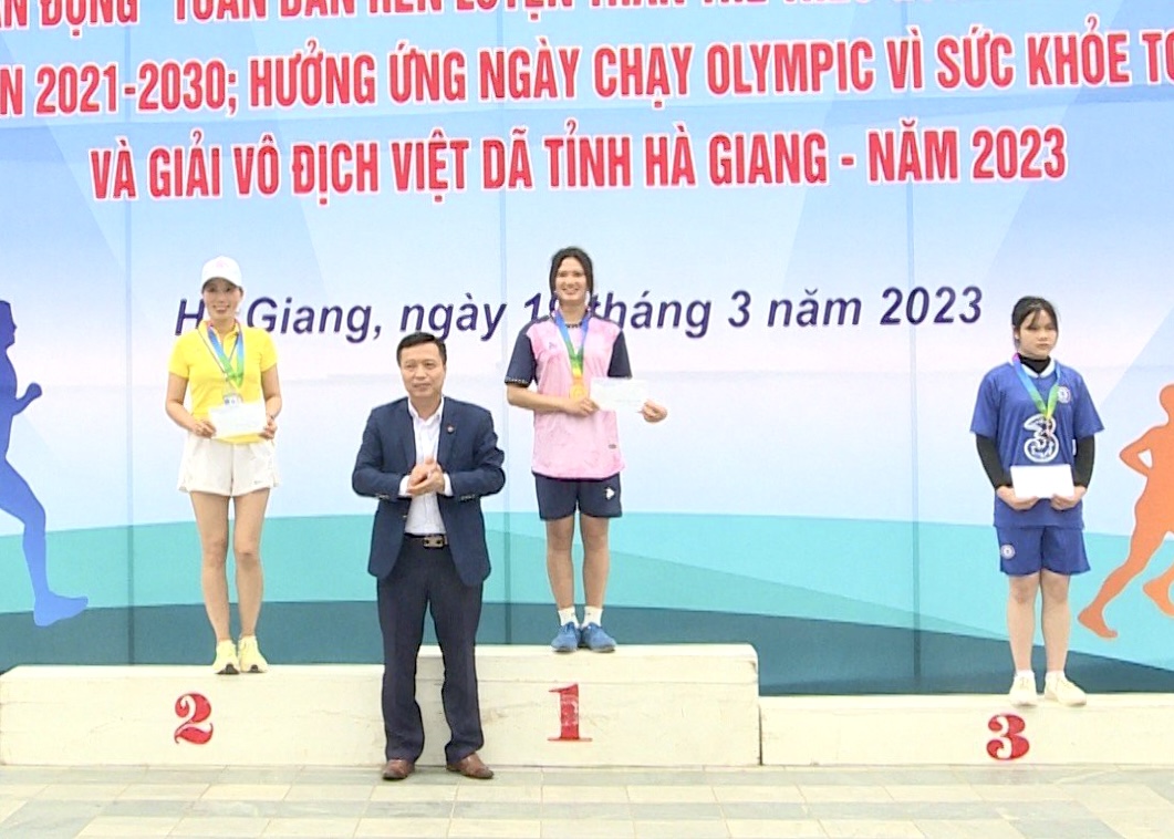 Đồng Chí Nguyễn Văn Hải, Phó Giám đốc Sở VHTT Và Du Lịch trao huy chương vàng cho nội dung Nữ chính