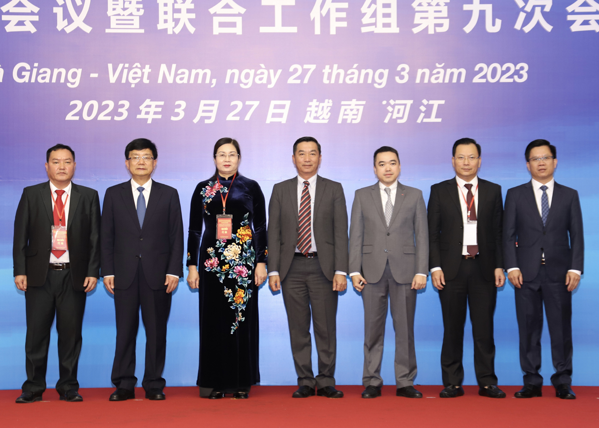Lãnh đạo 4 chính quyền 4 tỉnh biên giới Việt Nam và tỉnh Vân Nam (Trung Quốc) cùng Tổng lãnh sự quán Việt Nam tại Côn Minh (Trung Quốc) chụp ảnh lưu niệm
