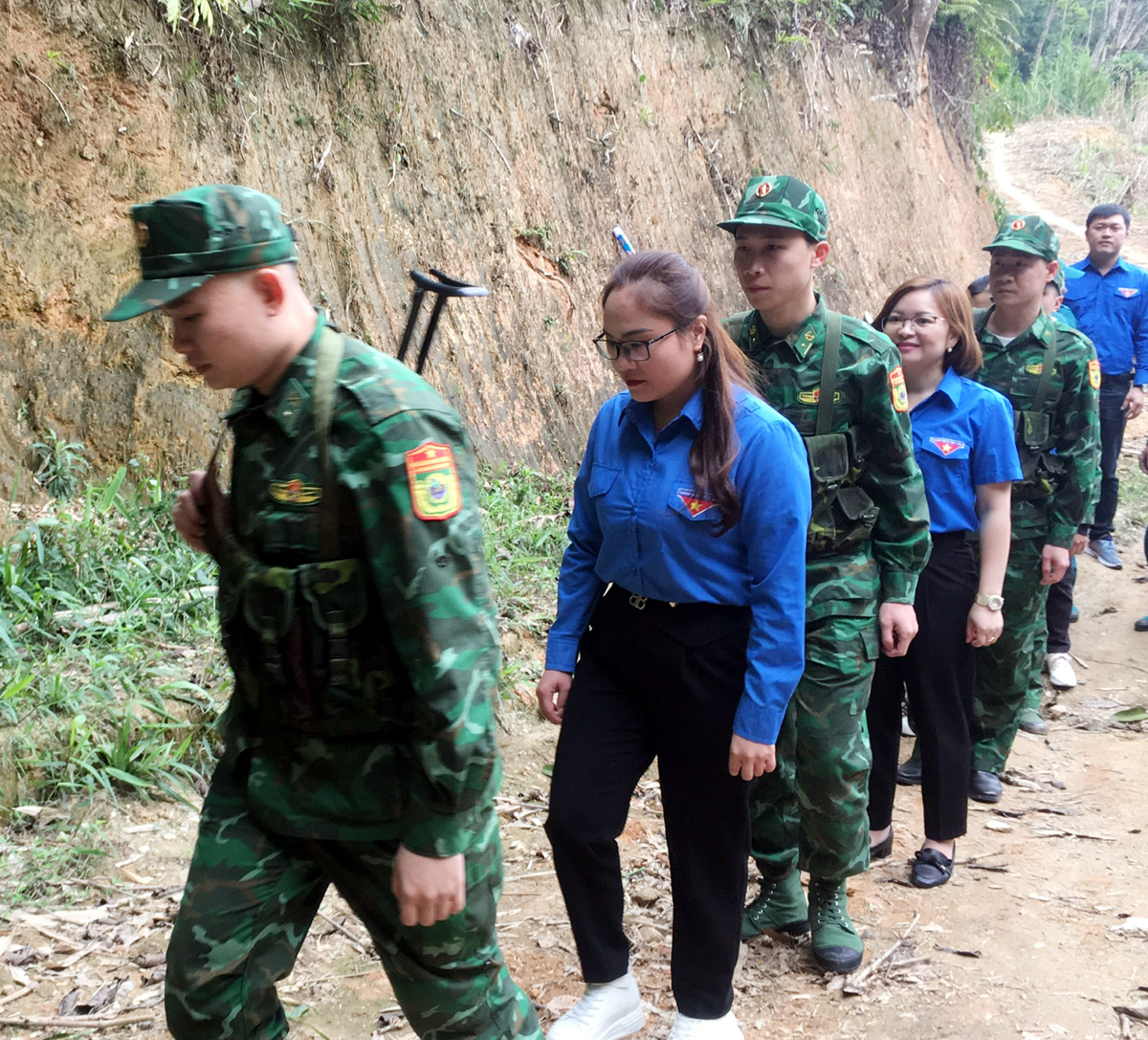 Các chiến sỹ Đồn Biên phòng Thanh Thủy và đoàn viên Chi đoàn Báo Hà Giang tuần tra tại mốc 259, thôn Nặm Ngặt, xã Thanh Thủy.