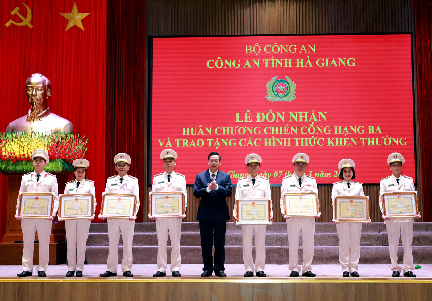 Phó Bí thư Tỉnh ủy, Chủ tịch UBND tỉnh Nguyễn Văn Sơn trao Bằng khen của UBND tỉnh cho các tập thể, cá nhân có thành tích xuất sắc.