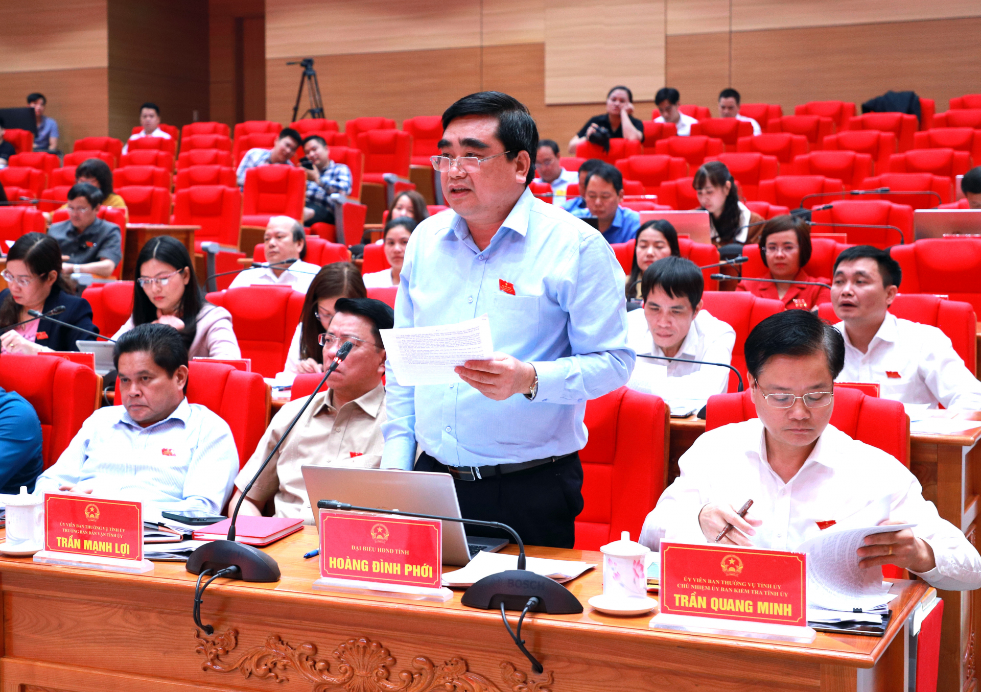 Đại biểu Hoàng Đình Phới, Trưởng ban Nội chính Tỉnh ủy thảo luận tại kỳ họp.
