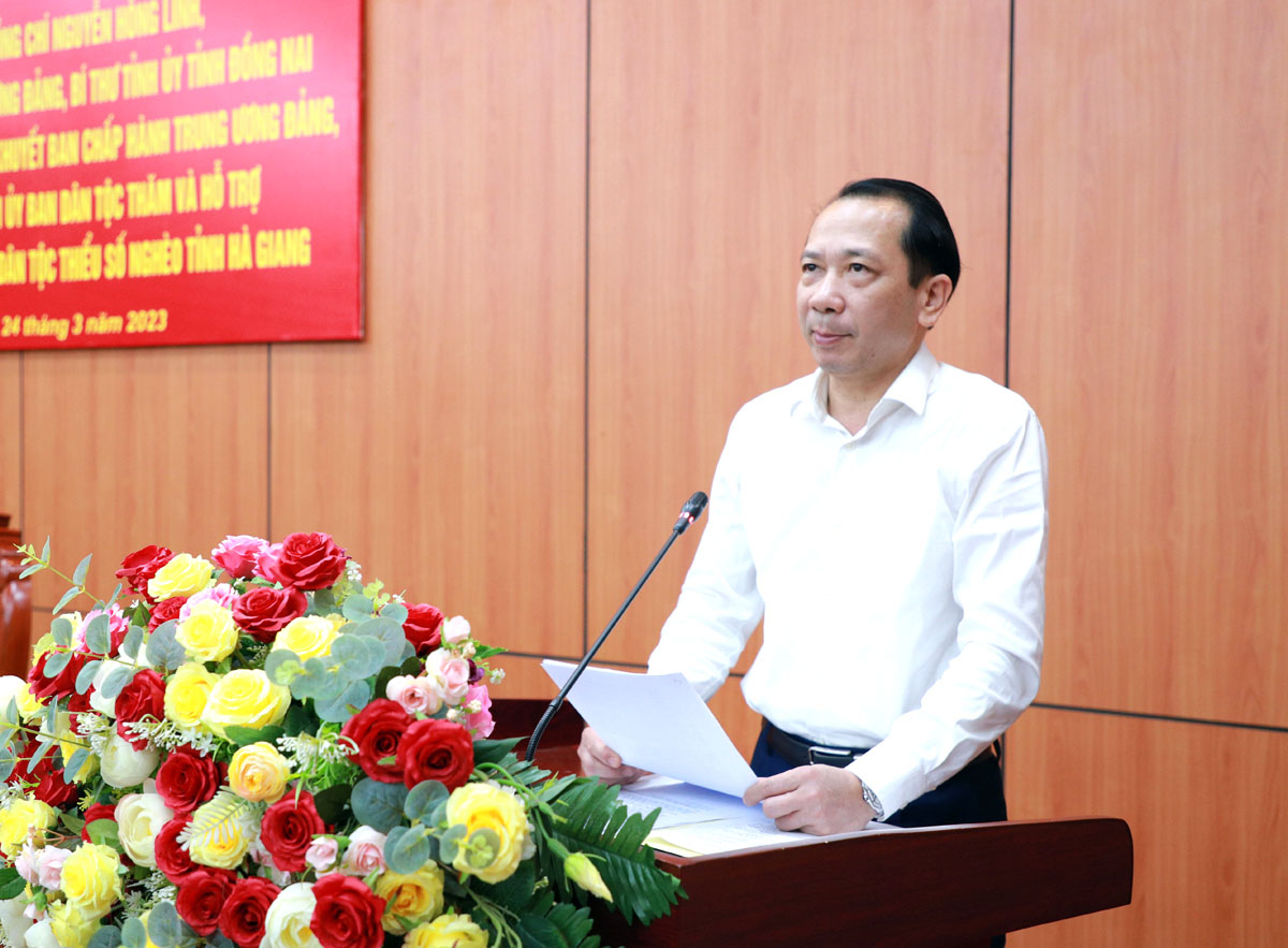 Phó Chủ tịch UBND tỉnh Trần Đức Quý báo cáo tóm tắt tình hình phát triển KT-XH và kết quả thực hiện chính sách hỗ trợ nhà ở trên địa bàn tỉnh.
