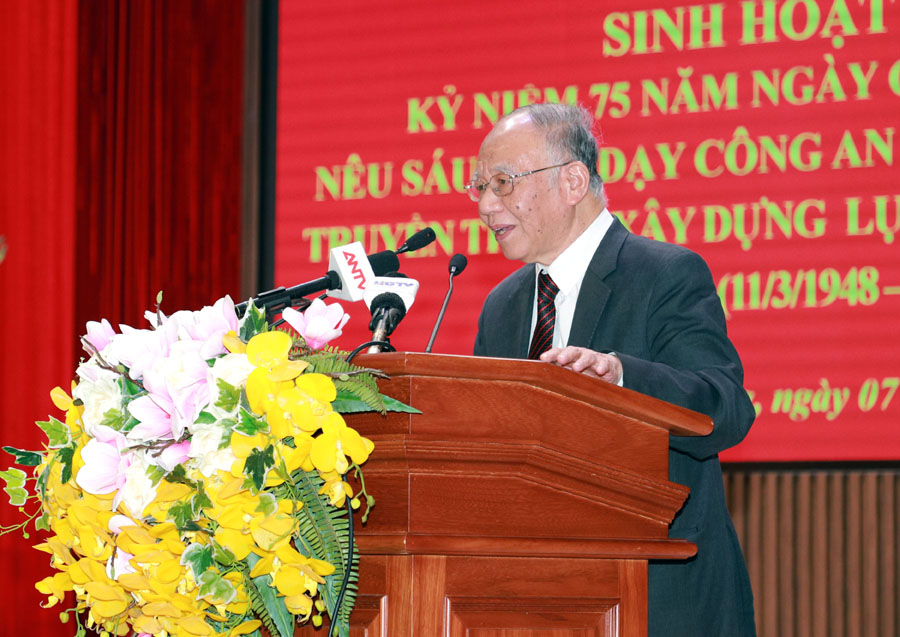 Giáo sư, Tiến sỹ Hoàng Chí Bảo truyền đạt các chuyên đề về ý nghĩa, giá trị sâu sắc tầm quan trọng của việc học tập, thực hiện nghiêm túc Sáu điều Chủ tịch Hồ Chí Minh dạy CAND.
