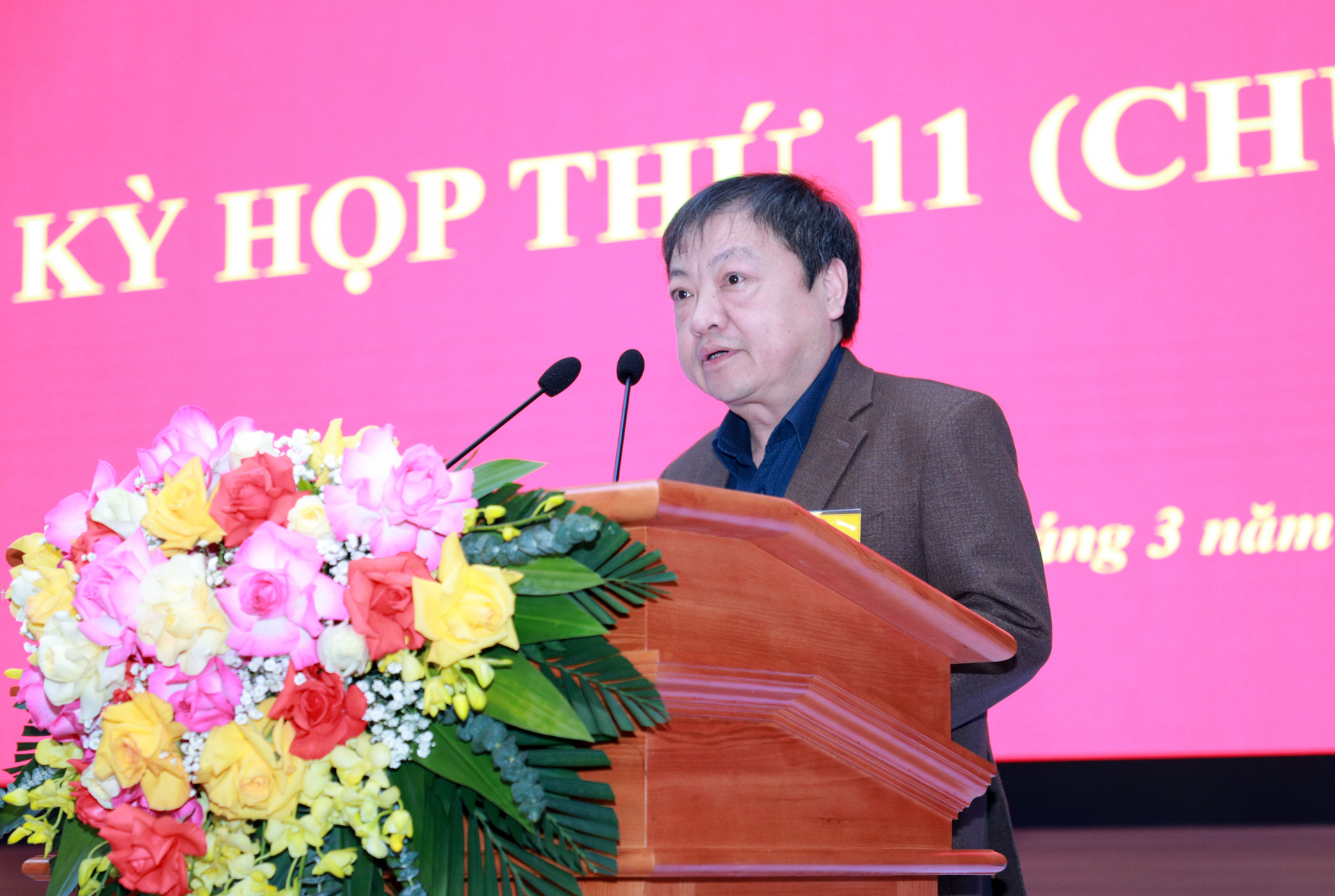 Giám đốc Sở LĐTB&XH Sùng Đại Hùng trình bày các nội dung dự thảo nghị quyết tại kỳ họp.