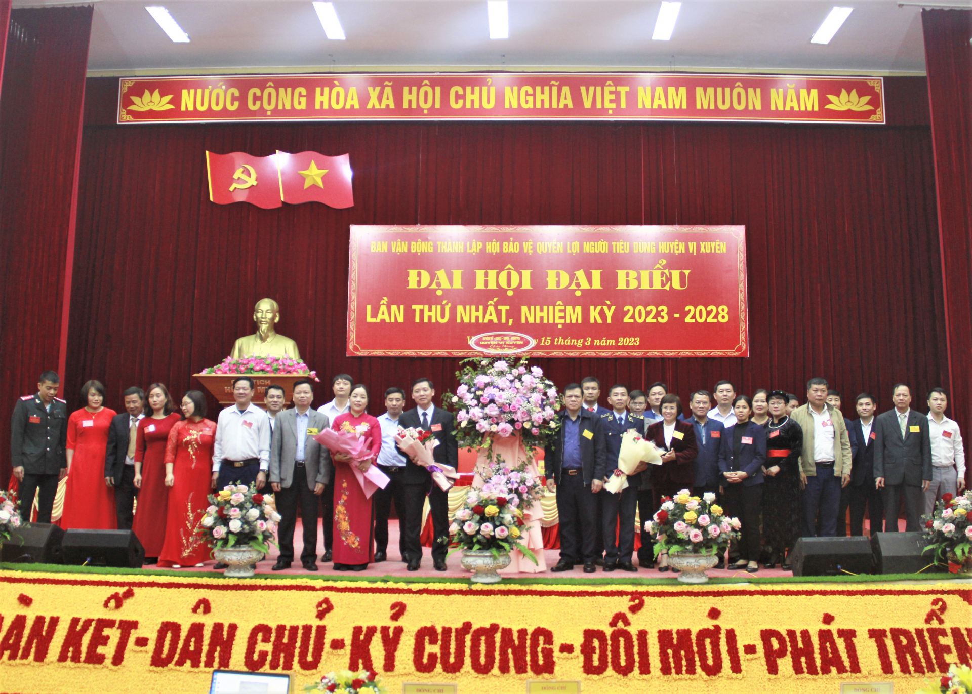 Lãnh đạo Sở Công thương và huyện Vị Xuyên tặng hoa chúc mừng Ban Chấp hành Hội BVQLNTD huyện lần thứ I, nhiệm kỳ 2023 - 2028.