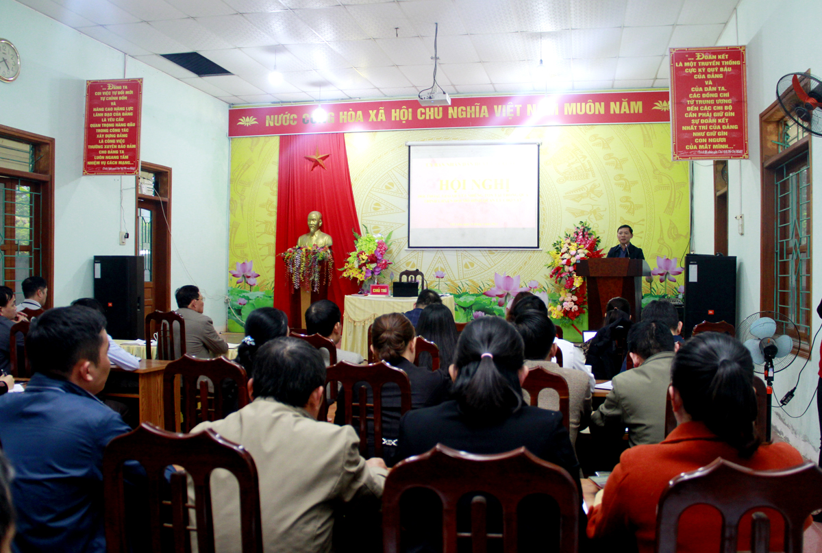 Lãnh đạo huyện Vị Xuyên trả lời, làm rõ các nội dung kiến nghị của người dân tại buổi đối thoại.
