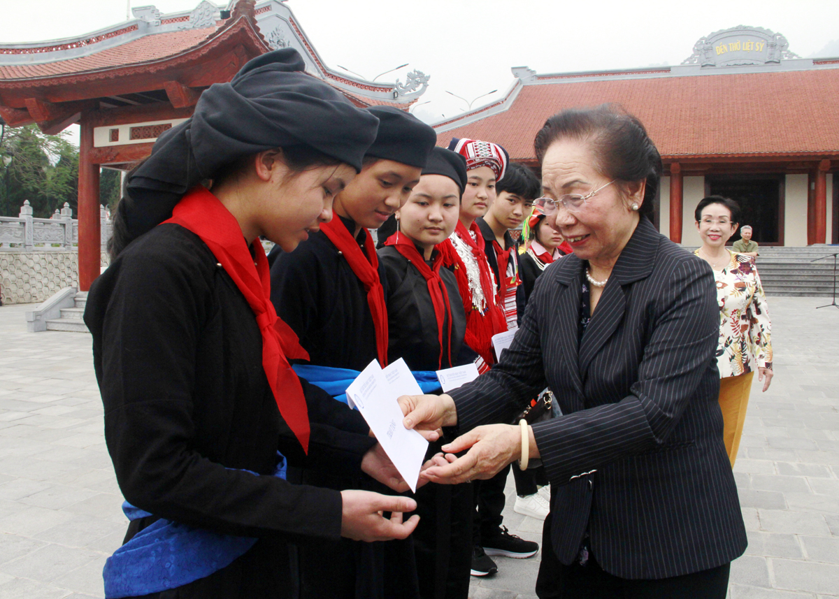 Chủ tịch Hội Khuyến học Việt Nam Nguyễn Thị Doan trao học bổng cho học sinh huyện Vị Xuyên.