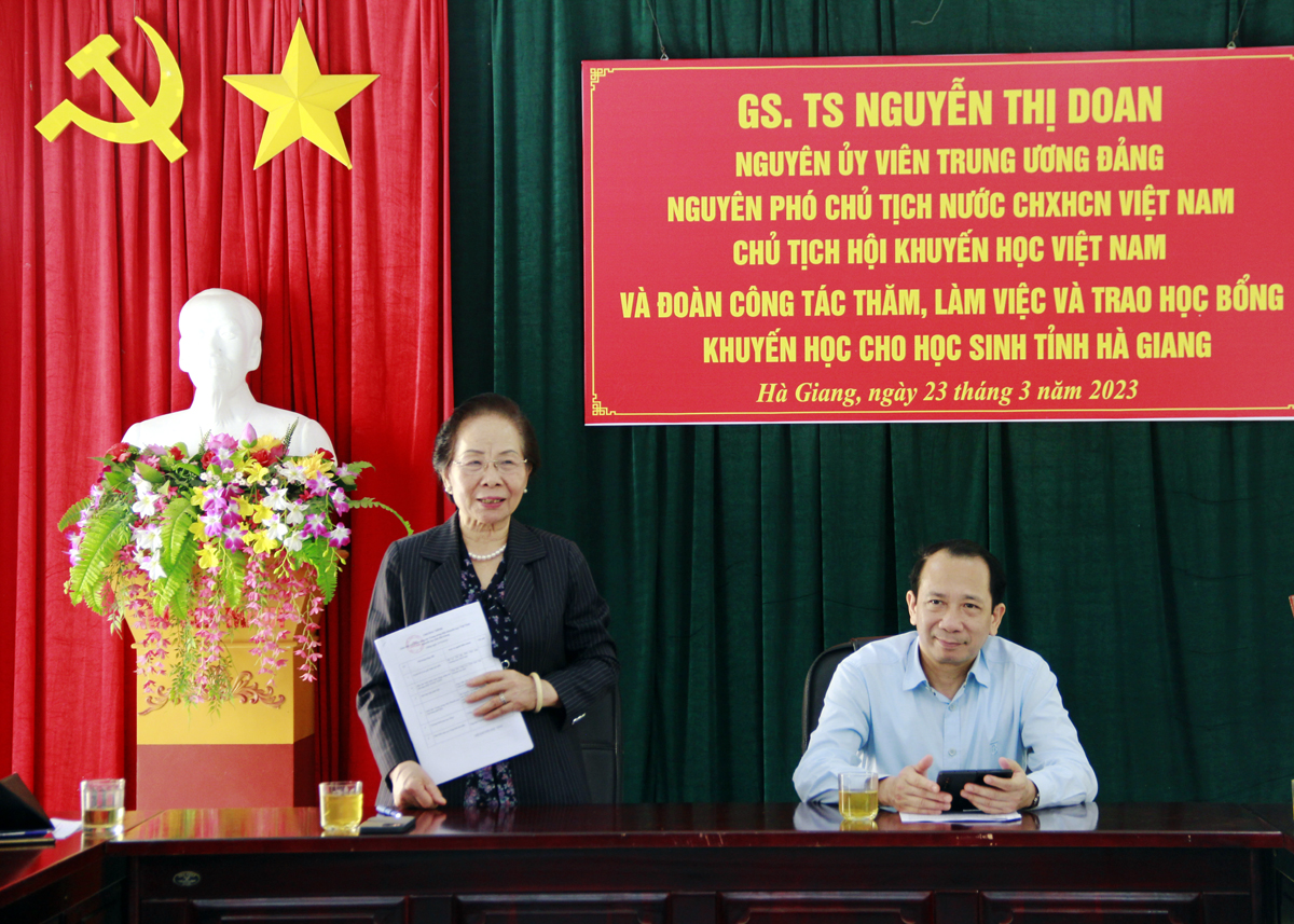 Chủ tịch Hội Khuyến học Việt Nam Nguyễn Thị Doan phát biểu tại buổi làm việc. 