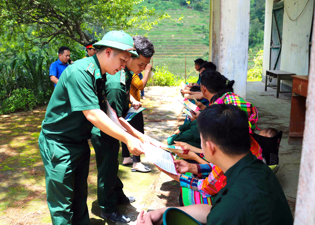 Cán bộ, chiến sỹ Đồn Biên phòng Thàng Tín (Hoàng Su Phì) tuyên truyền phòng, chống mua, bán người cho nhân dân các xã biên giới.