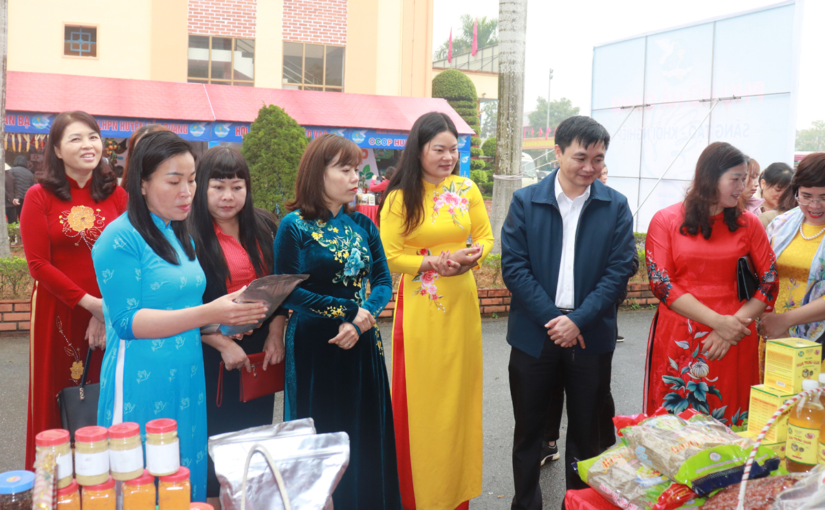 Các đại biểu tham quan gian hàng trưng bày sản phẩm đặc trưng nằm trong hoạt động Ngày Phụ nữ khởi nghiệp

