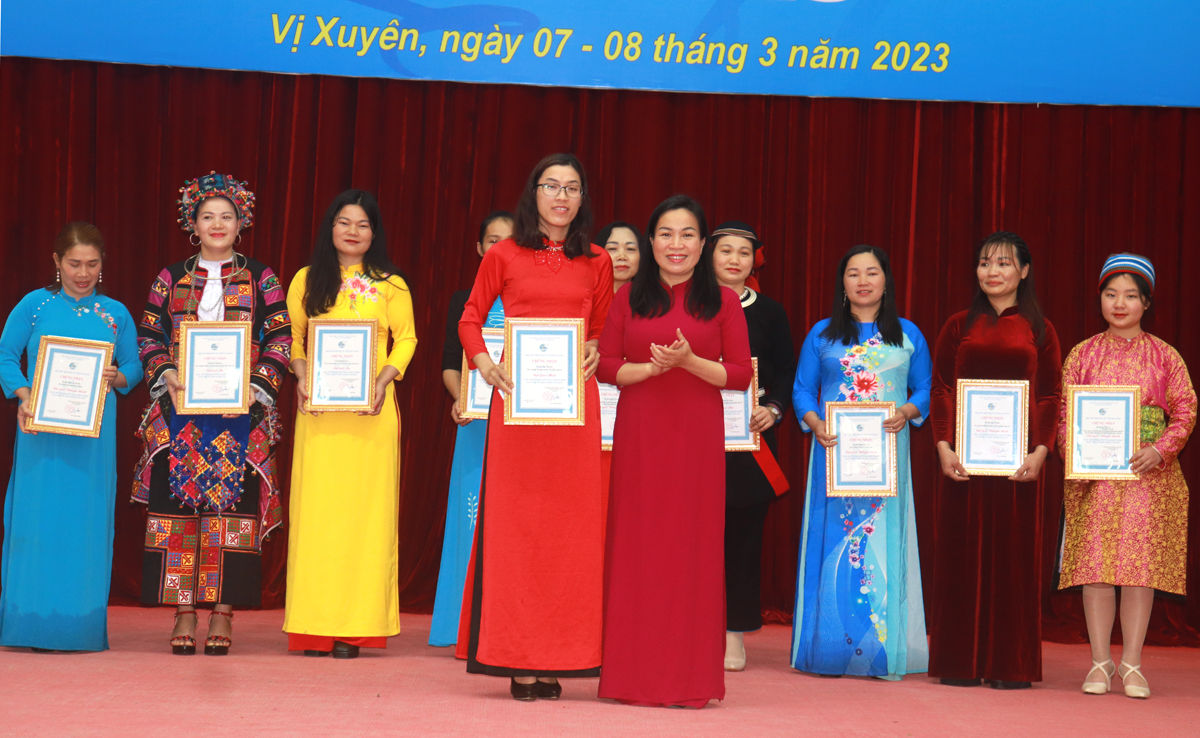 Chủ tịch Hội LHPN tỉnh Chu Thị Ngọc Diệp trao giải Nhất cho chị Bàn Thị Hom (Vị Xuyên) với ý tưởng Trà Shan tuyết - nối tiếp tương lai