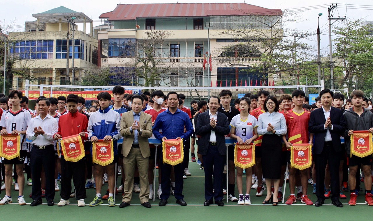 Đồng chí Trần Đức Quý, Phó Chủ tịch UBND tỉnh tặng Cờ lưu niệm cho các đoàn tham gia Giải Bóng chuyền trẻ THPT 
