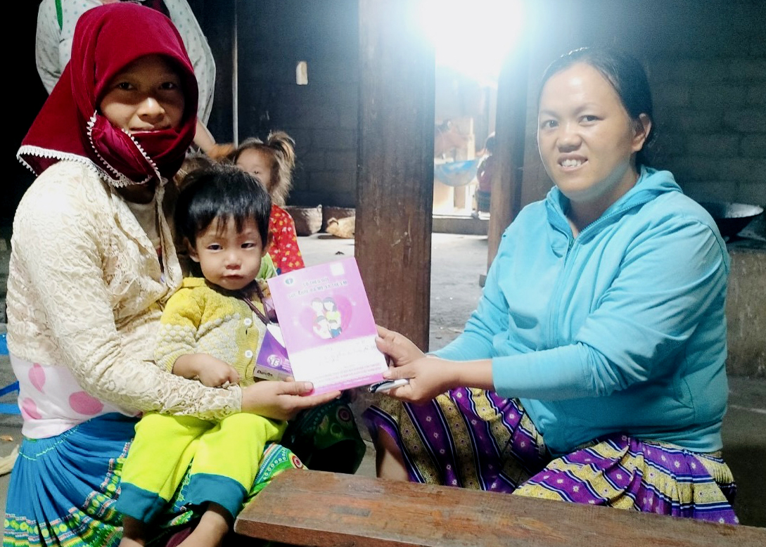 “Cô đỡ” thôn Lũng Pù,  xã Lũng Pù (Mèo Vạc) thăm gia đình có trẻ nhỏ và hướng dẫn sử dụng sổ theo dõi sức khỏe bà mẹ, trẻ em.
