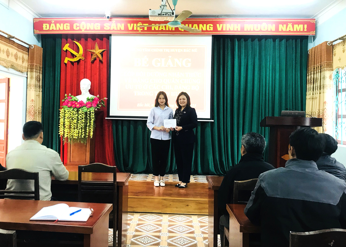 Trung tâm Chính trị huyện Bắc Mê trao Giấy chứng nhận lớp Bồi dưỡng nhận thức về Đảng cho quần chúng ưu tú.
