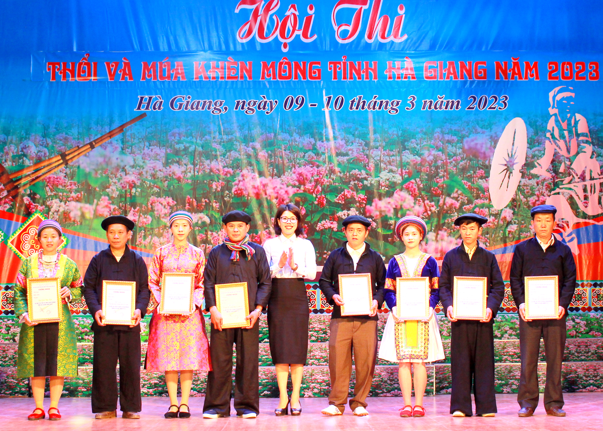 Lãnh đạo Sở Văn hóa, TT&DL trao giải cho các đội đạt giải trong phần thi Thổi khèn, múa khèn tập thể.
