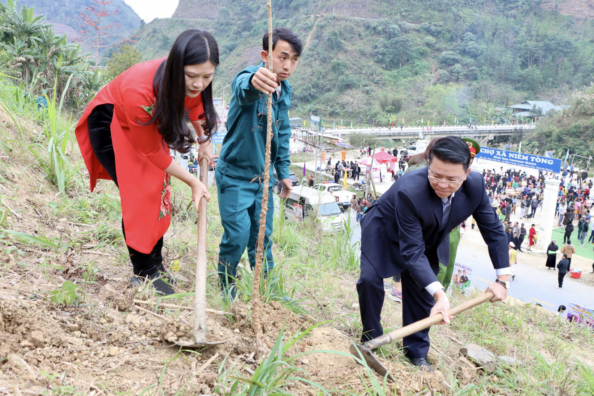 Đồng chí Trần Mạnh Lợi, Trưởng ban Dân vận Tỉnh ủy và lãnh đạo huyện Mèo Vạc
trồng cây hoa Mộc miên.