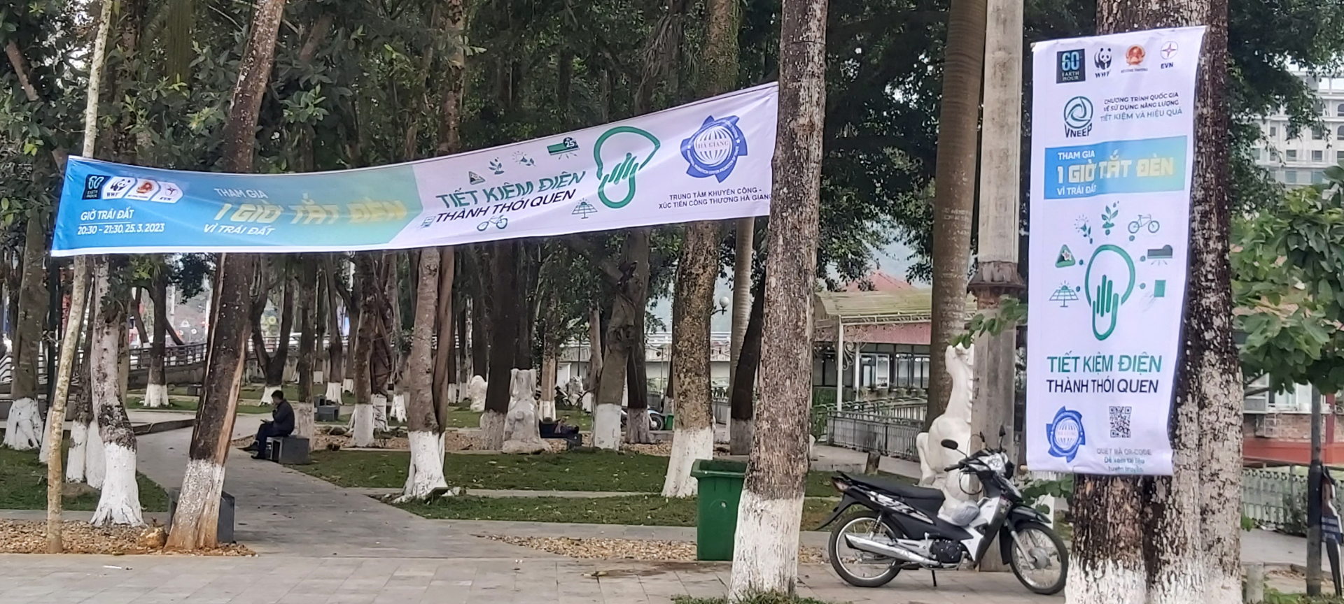 Băng rôn tuyên truyền hưởng ứng Chiến dịch Giờ trái đất năm 2023 tại Quảng trường 26.3, thành phố Hà Giang.