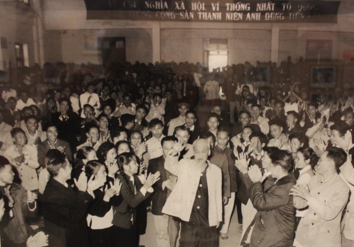 Chủ tịch Hồ Chí Minh thăm Đại hội đại biểu Đoàn Thanh niên Lao động Hà Nội lần thứ IV, ngày 28-12-1963. 