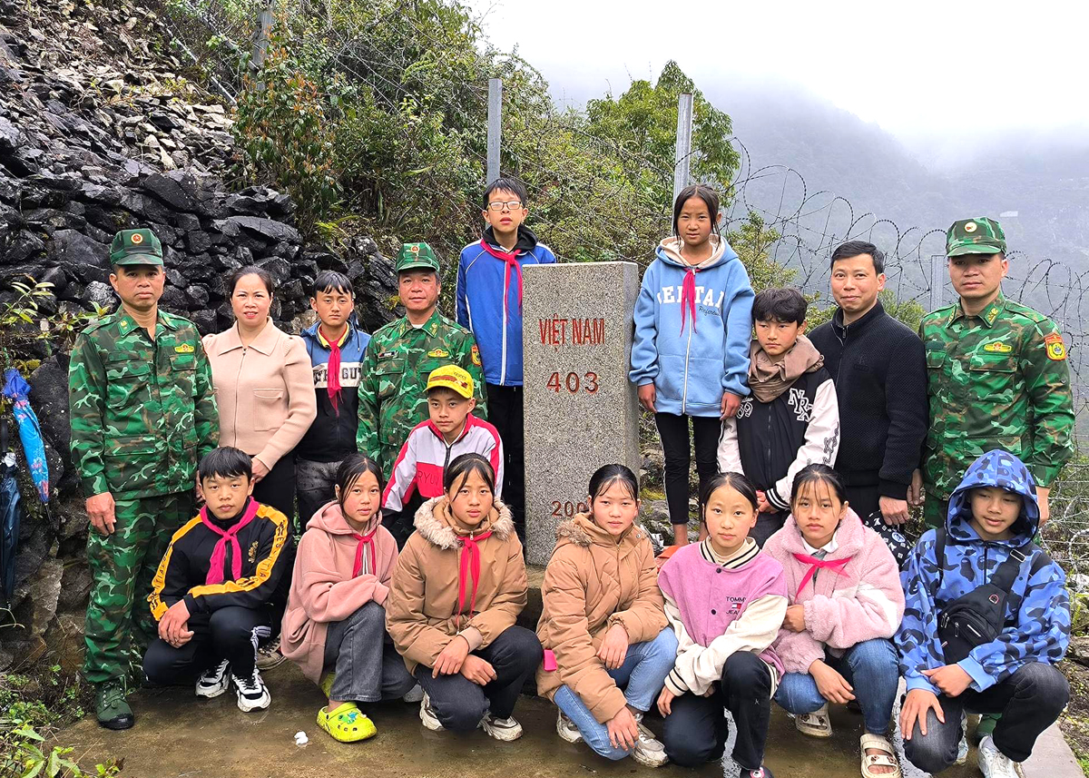 Cán bộ Đồn Biên phòng Phố Bảng tuyên truyền, giáo dục cho học sinh xã Sà Phìn về bảo vệ biên giới quốc gia.
