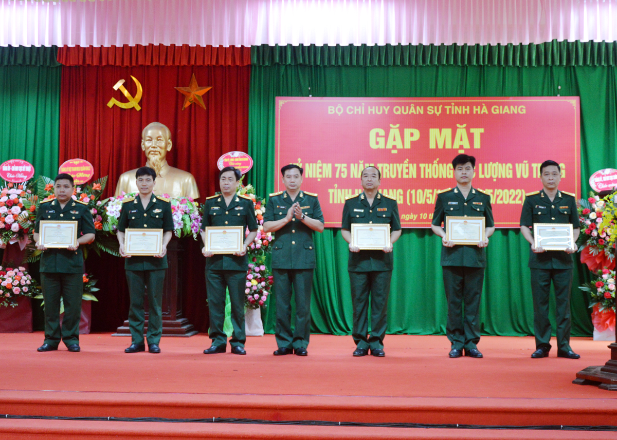 Chính ủy Bộ CHQS tỉnh trao thưởng các tập thể và cá nhân có thành tích cao trong đợt thi đua kỷ niệm 75 năm Ngày truyền thống LLVT Hà Giang.