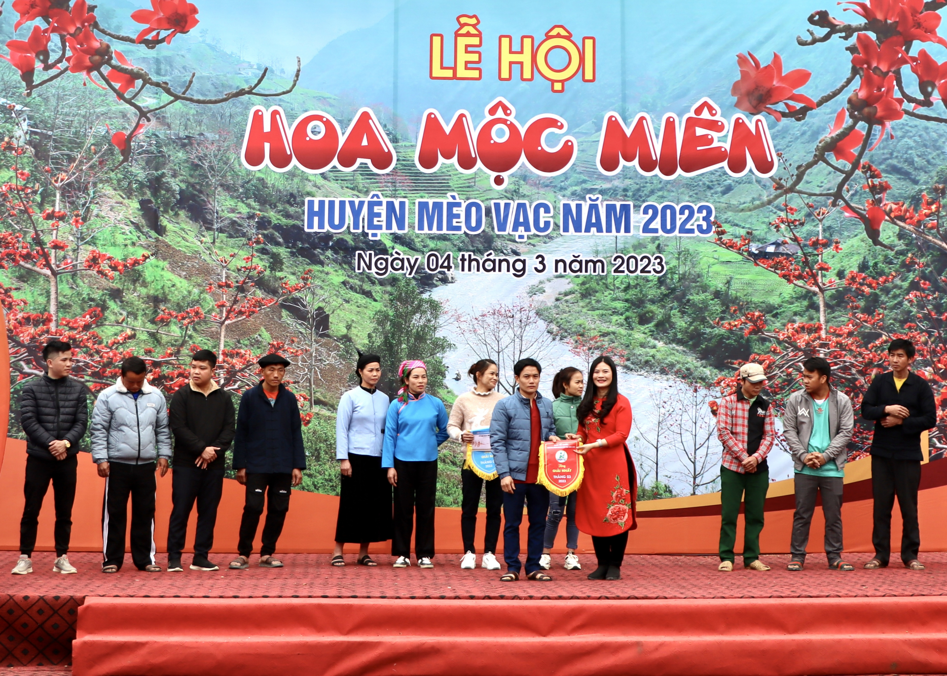 Đồng chí Vương Ngọc Hà, Bí thư Huyện ủy Mèo Vạc trao giải Nhất phần thi chèo bè mảng trên sông Nhiệm cho huyện Bắc Mê.
