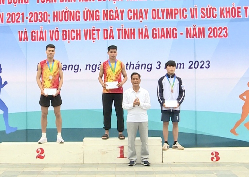 Đồng Chí Nguyễn Hồng Hải, Giám Đốc Sở VHTT Và Du Lịch trao huy chương vàng cho nội dung Nam chính