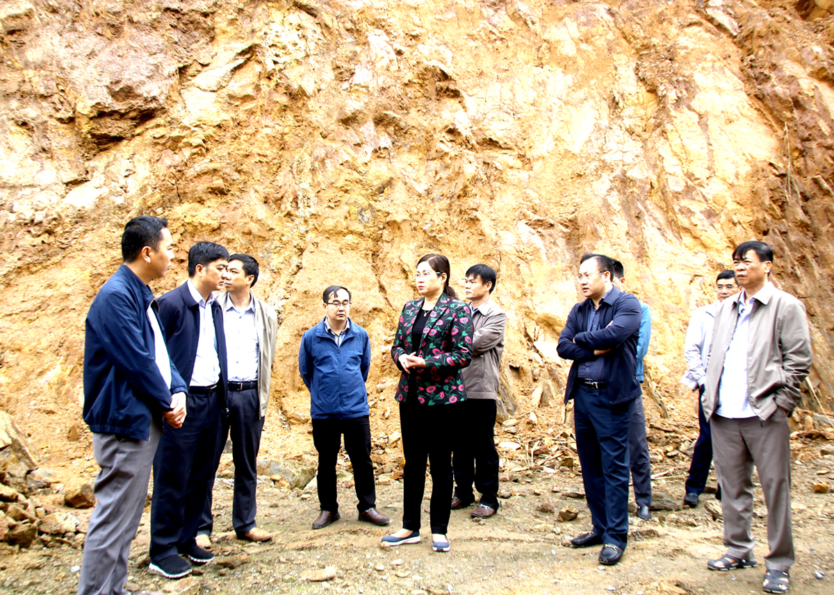Phó Chủ tịch UBND tỉnh Hà Thị Minh Hạnh kiểm tra thực tế tiến độ thi công của dự án.