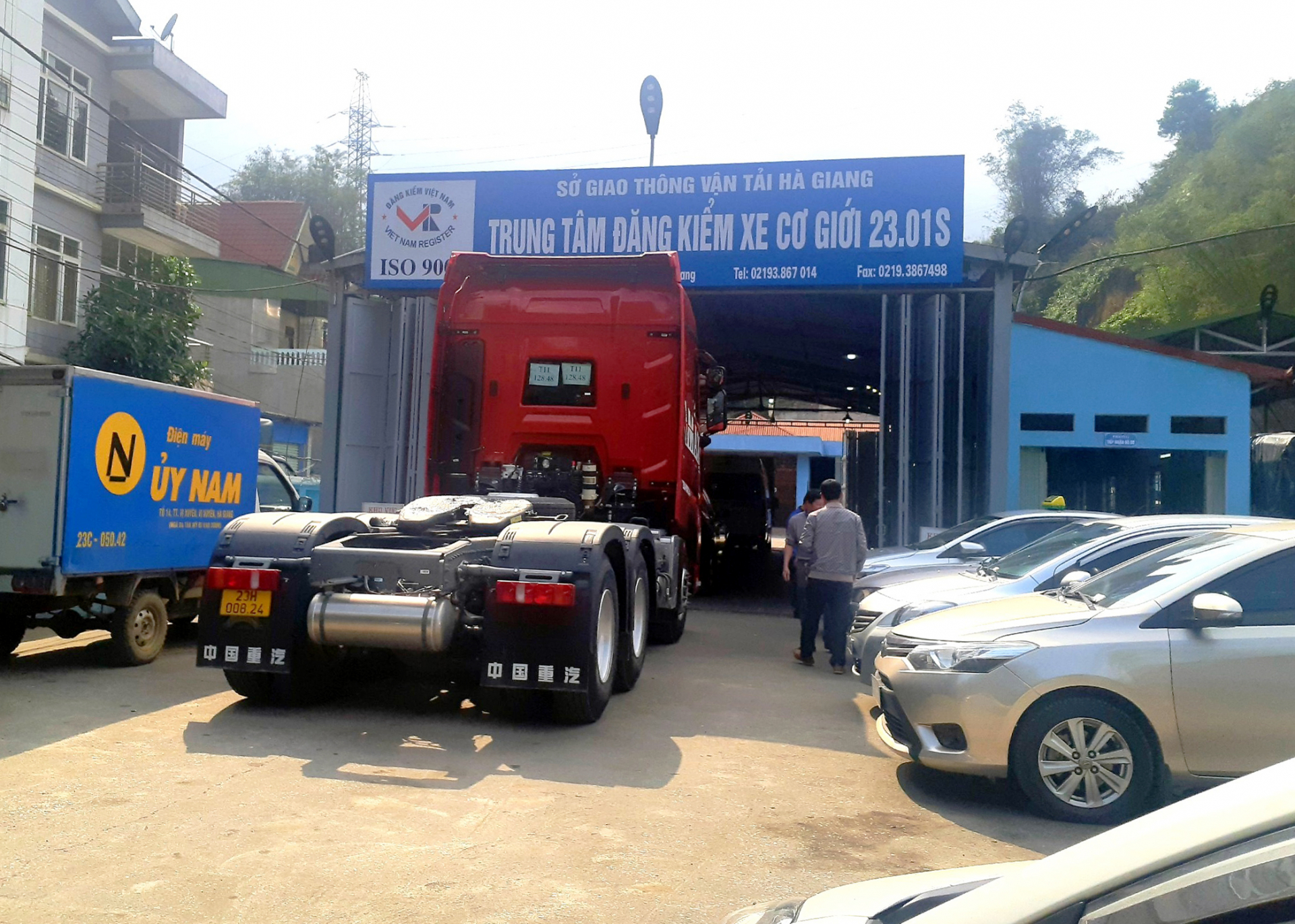 Trung tâm Đăng kiểm xe cơ giới Hà Giang mở cửa hoạt động sau 1,5 ngày tạm ngừng dịch vụ kiểm định xe cơ giới.