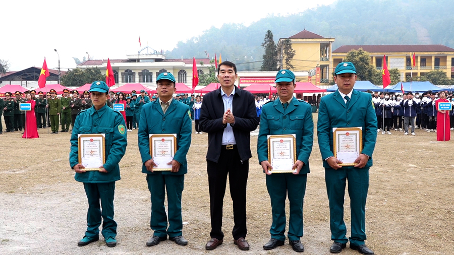 Lãnh đạo huyện Yên Minh trao Giấy chứng nhận cho các xã đoạt giải.
