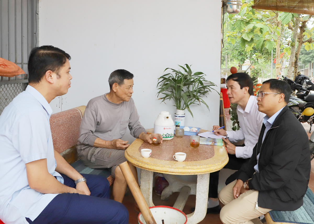 Ông Nguyễn Xuân Giang trao đổi với lãnh đạo xã Quang Minh.