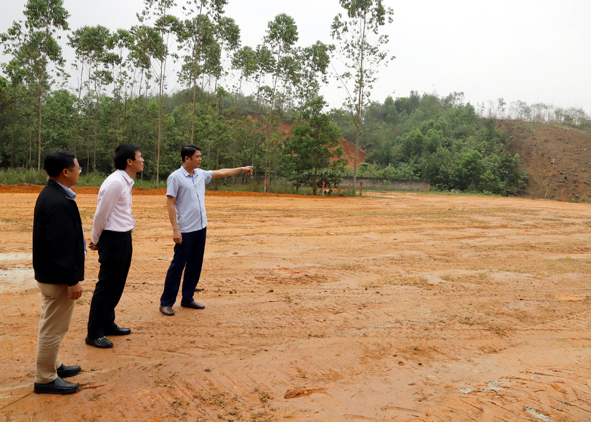 Lãnh đạo xã Quang Minh kiểm tra vị trí khởi công dự án.