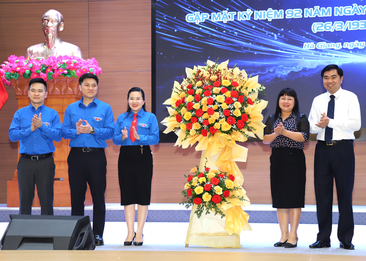 Lãnh đạo Ủy ban MTTQ và Hội Doanh nghiệp trẻ tỉnh tặng hoa chúc mừng Tỉnh đoàn Hà Giang.
