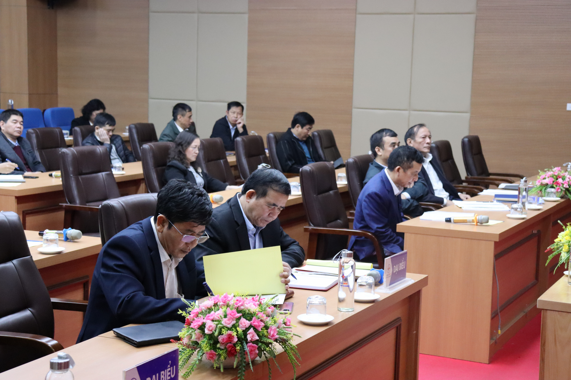 Công ty Điện lực Hà Giang sử dụng chai đựng nước và cốc thủy tinh thay thế chai nhựa trong các cuộc họp, hội nghị
