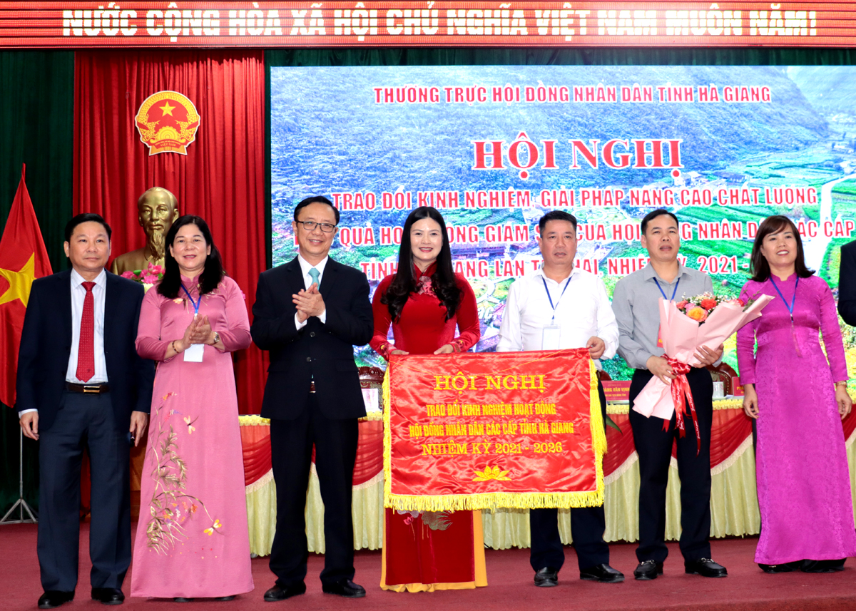 Các đồng chí Thường trực HĐND tỉnh chứng kiến bàn giao nhiệm vụ đăng cai tổ chức hội nghị trao đổi kinh nghiệm lần thứ Ba cho huyện Hoàng Su Phì.
