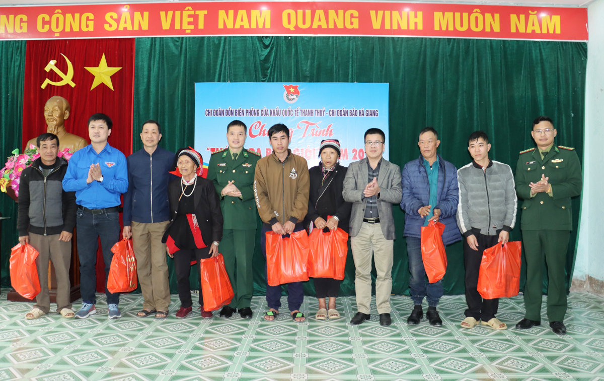 Lãnh đạo Báo Hà Giang và Đồn Biên phòng Cửa khẩu Quốc tế Thanh Thủy tặng quà gia đình chính sách của xã Thanh Thủy và Xín Chải.