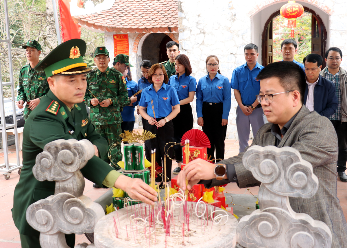 Lãnh đạo Báo Hà Giang, lãnh đạo Đồn Biên phòng Cửa khẩu Quốc tế Thanh Thủy dâng hương tưởng nhớ các Anh hùng liệt sỹ tại Đền thờ các Anh hùng Liệt sỹ trên điểm cao 468.