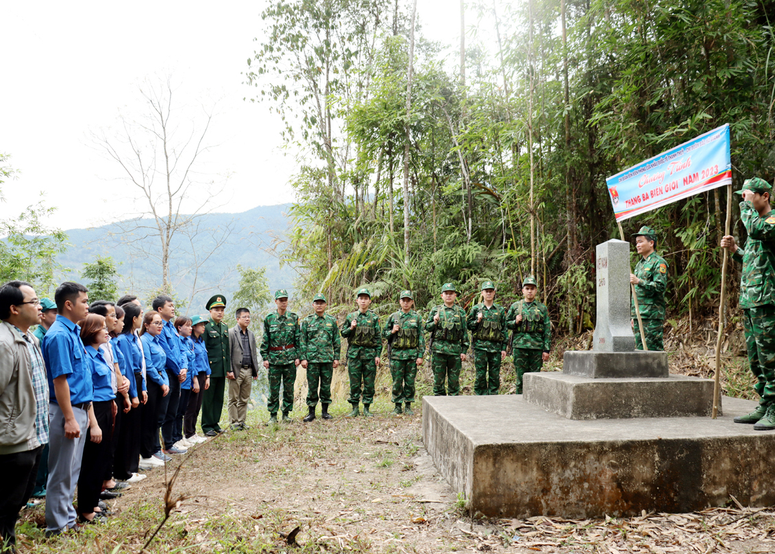 Đoàn viên Báo Hà Giang được nghe giới thiệu về mốc 260, xã Thanh Thủy