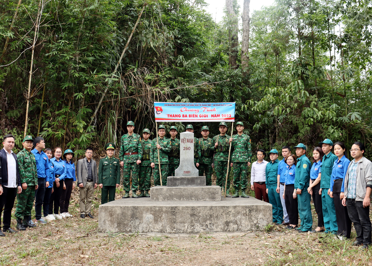 Lãnh đạo Báo Hà Giang và Đồn Biên phòng Cửa khẩu Quốc tế Thanh Thủy chụp ảnh lưu niệm tại mốc 260, thôn Nặm Ngặt, xã Thanh Thủy.