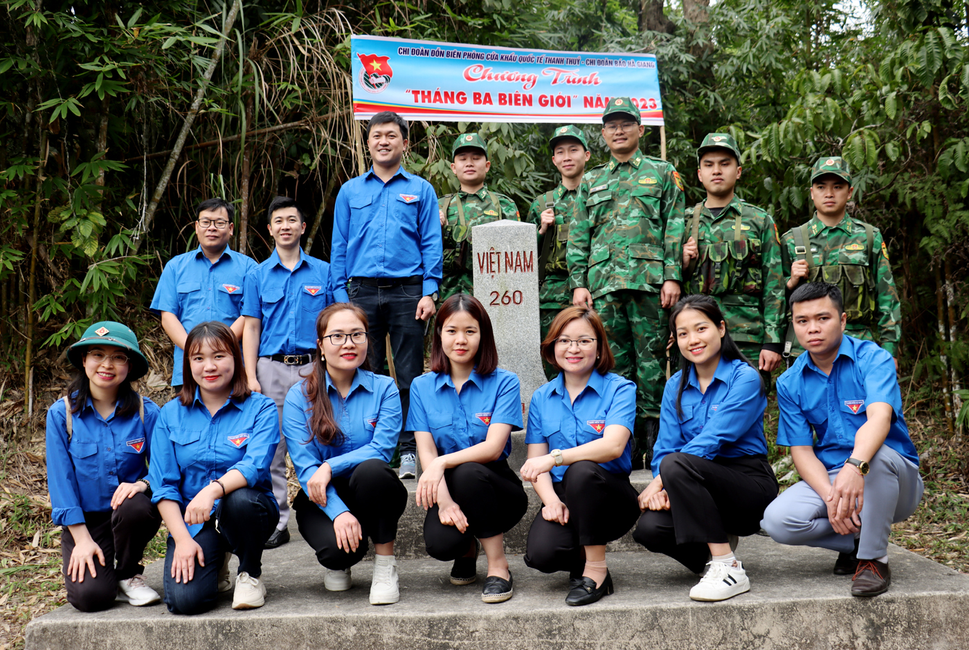 Chi đoàn 2 đơn vị chụp ảnh lưu niệm tại mốc 260